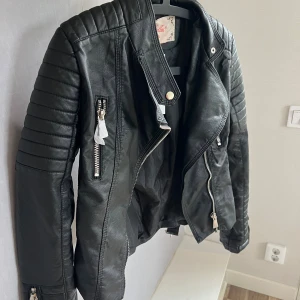 Svart skinnjacka från Voyelles - Snygg svart skinnjacka från Voyelles, jackan har kvar prislapp mm, aldrig använd 