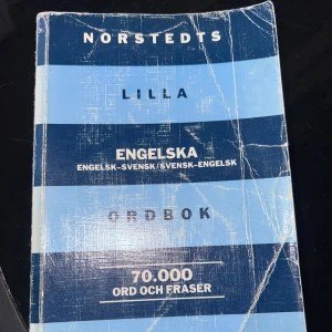 Norstedts lilla engelska ordbok - Perfekt för dig som pluggar engelska! En smidig ordbok med 70 000 ord och fraser, engelsk-svensk och svensk-engelsk. Lätt att ta med, tydlig och modern – passar både för studier och resor. Hitta snabbt rätt översättning och exempel på användning.
