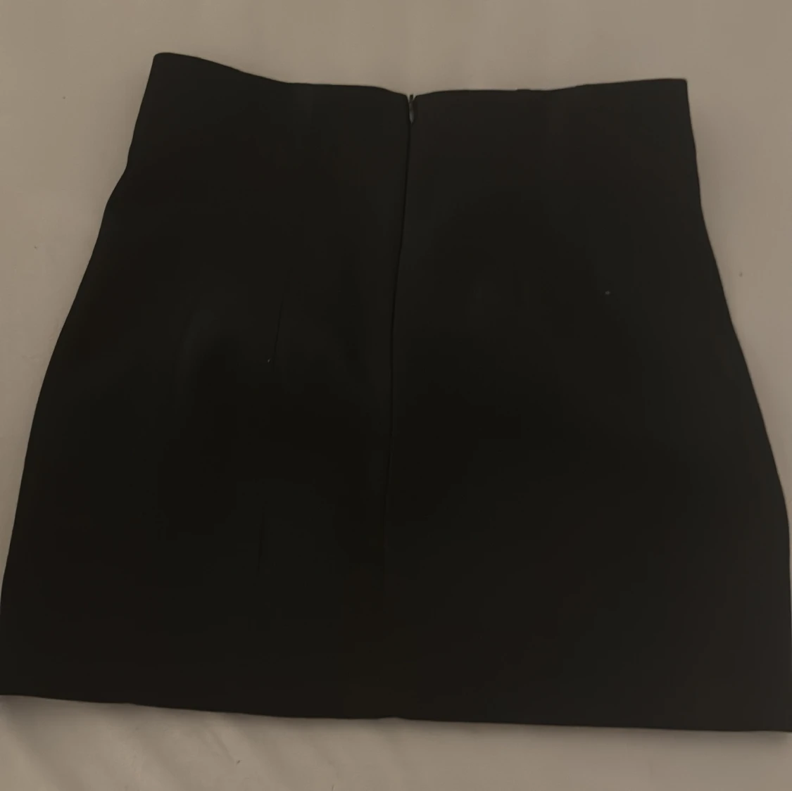 Svart kortkjol med dragkedja - 1