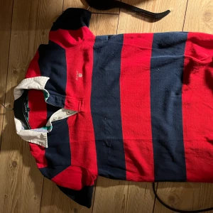 Randig pikétröja från Gant - Säljer en klassisk vintage pikétröja från Gant med breda röda och marinblå ränder. 