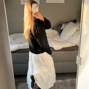 Vit långkjol med volanger - Supersöt vit långkjol med flera volanglager och resår i midjan 💗köpt secondhand så finns tyvärr ingen lapp och ingen storlek men skulle säga S 