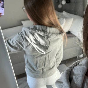 Grå hoodie med dragkedja från H&M - Grå hoodie från H&M Basic i storlek S. Tröjan har huva, dragkedja framtill och två fickor 💗
