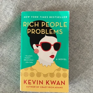 Rich People Problems - Kevin Kwan - En färgstark och underhållande roman om lyx, familjedrama och hemligheter bland Asiens rikaste. Perfekt för dig som gillar humor, skvaller och extravaganta miljöer. En modern klassiker som garanterat får dig att le!