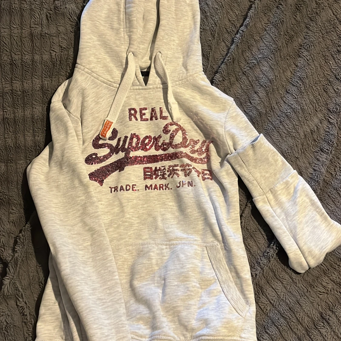 Grå hoodie med text