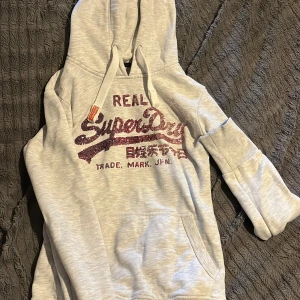 Grå hoodie med text - Skit snygg hoodie som tyvärr inte passar mig längre därav varför jag säljer, bra skick! 