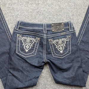 Miss Me Jeans Bootcut Flare Utsvängd lågmidja low-waist Y2K 2000s grisch emo alt 27 - Jätte fina miss me jeans längd 105cm innerben 85cm gren till midja 18cm midja 37cm