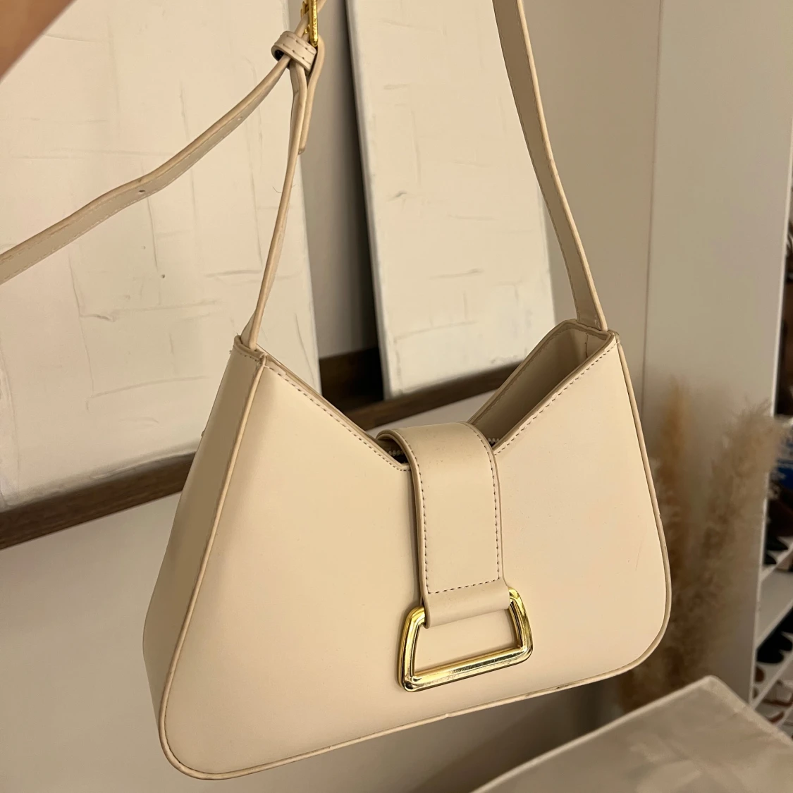 Beige axelväska i skinnlook - 1