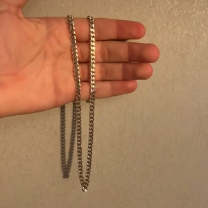 Silver halskedja 925 55cm/6,8mm/32g - Snygg halskedja i äkta 925 sterling silver med klassisk länkkedja. Kedjan har en stilren och glansig finish som passar perfekt till din streetstyle eller för att lyfta din outfit. Längden är lagom för att bäras både över och under tröjan. Perfekt accessoar för dig som gillar minimalistisk vibe.