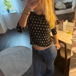 Snygg topp med knappar på ryggen - Tröjas storlek står som storlek 36 men jag är xs/s och funkar lika bra