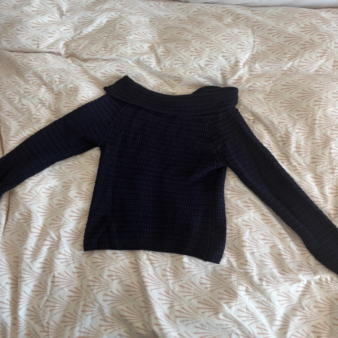 Mörkblå stickad kofta med offshoulder - 1