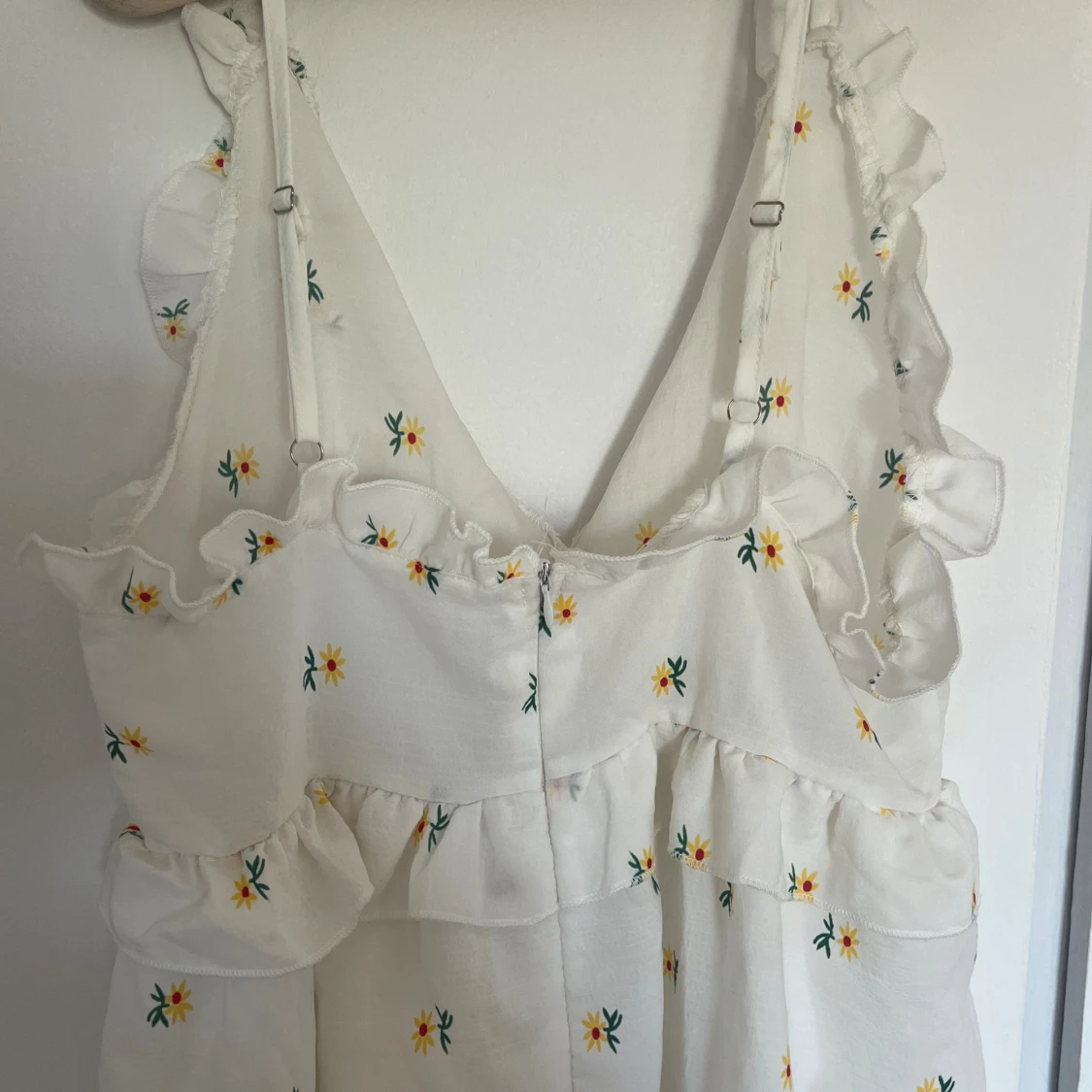 Vit blommig volangklänning med v-ringning - 2