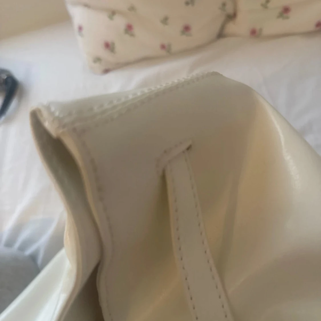 Vit axelväska i skinnimitation - 3