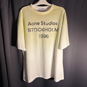 Acne Studios T-Shirt - Tja, säljer en Acne Studios T- Shirt i vitt, smutsdesignat tryck. Skick 10/10, aldrig använd. Storlek M. Nypris 2000, mitt pris 829 men kan diskuteras vid intresse. Hör av dig vid frågor o funderingar!