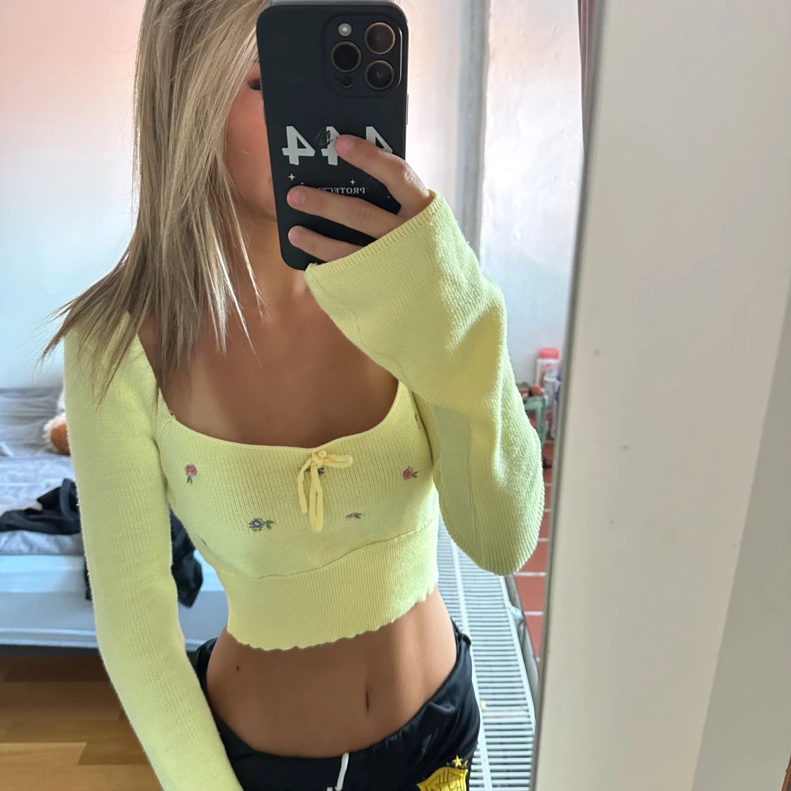 Gul croppad stickad blus med blommor - 1