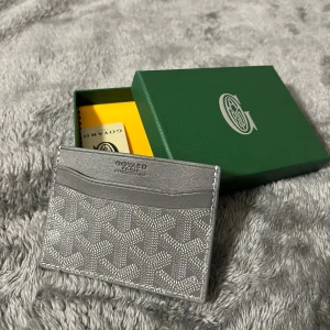 Snygg grå plånbok  - Snygg grå plånbok med mönster, kommer med grön box, helt ny, skriv vid frågor!
