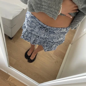 Blåvit blommig kjol från Zara - Supersöt blåvit kortkjol från Zara med blommigt mönster och volangdetaljer och inbyggda shorts . Pris kan diskuteras 💕