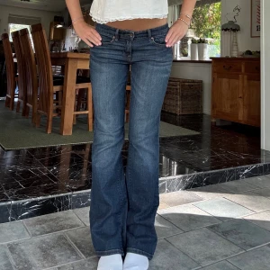 Gap jeans - Drömjeans från gap🥰 Är 166 o de sitter som s🩷Har en liten defekt längst ner(se sista bilden) men inget som man tänker på när man har på sig de💞 Mått: Innerben:72cm Midja rakt över:35cm Grenhöjd:18cm(se näst sista bilden)