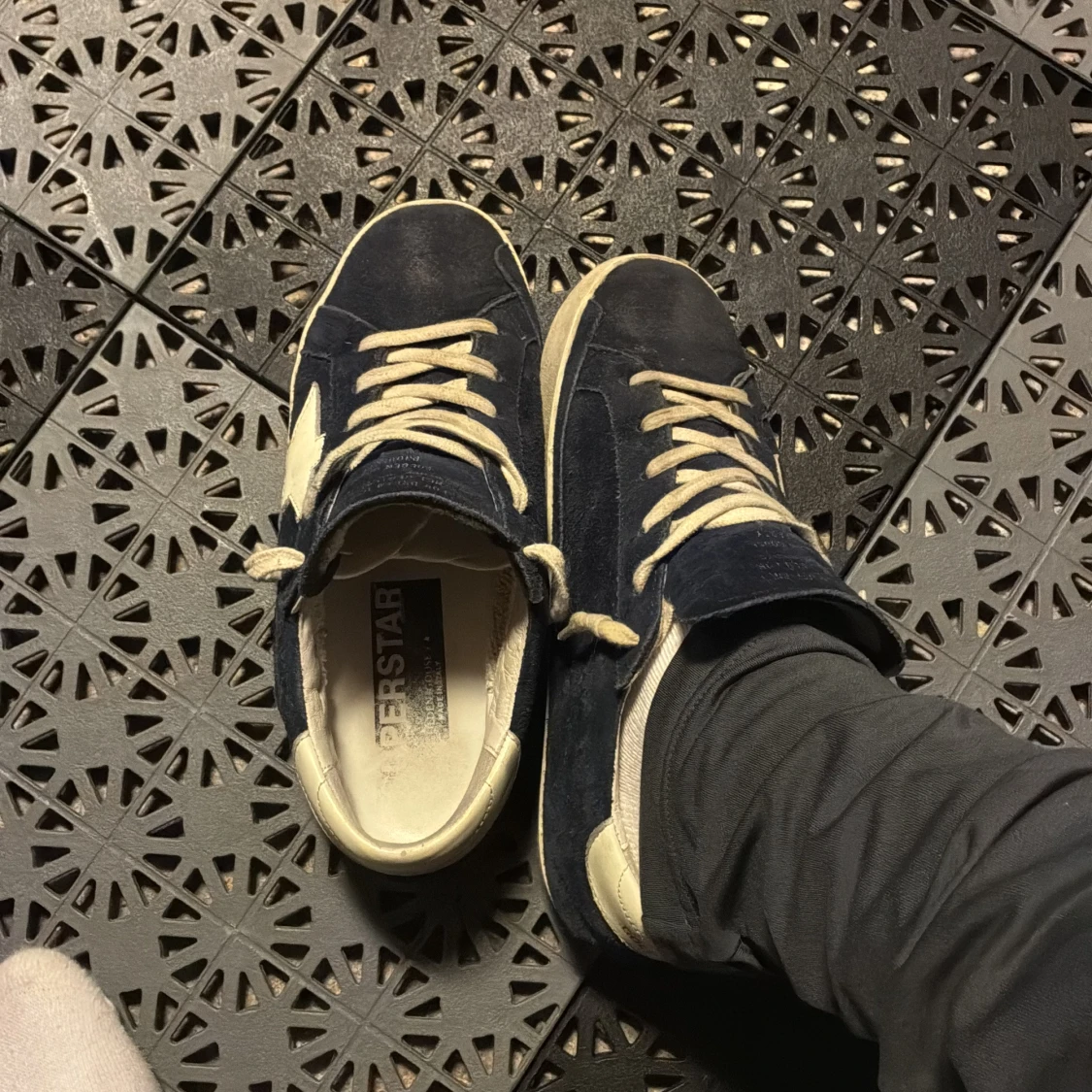 Mörkblå sneakers med vit stjärna - 4