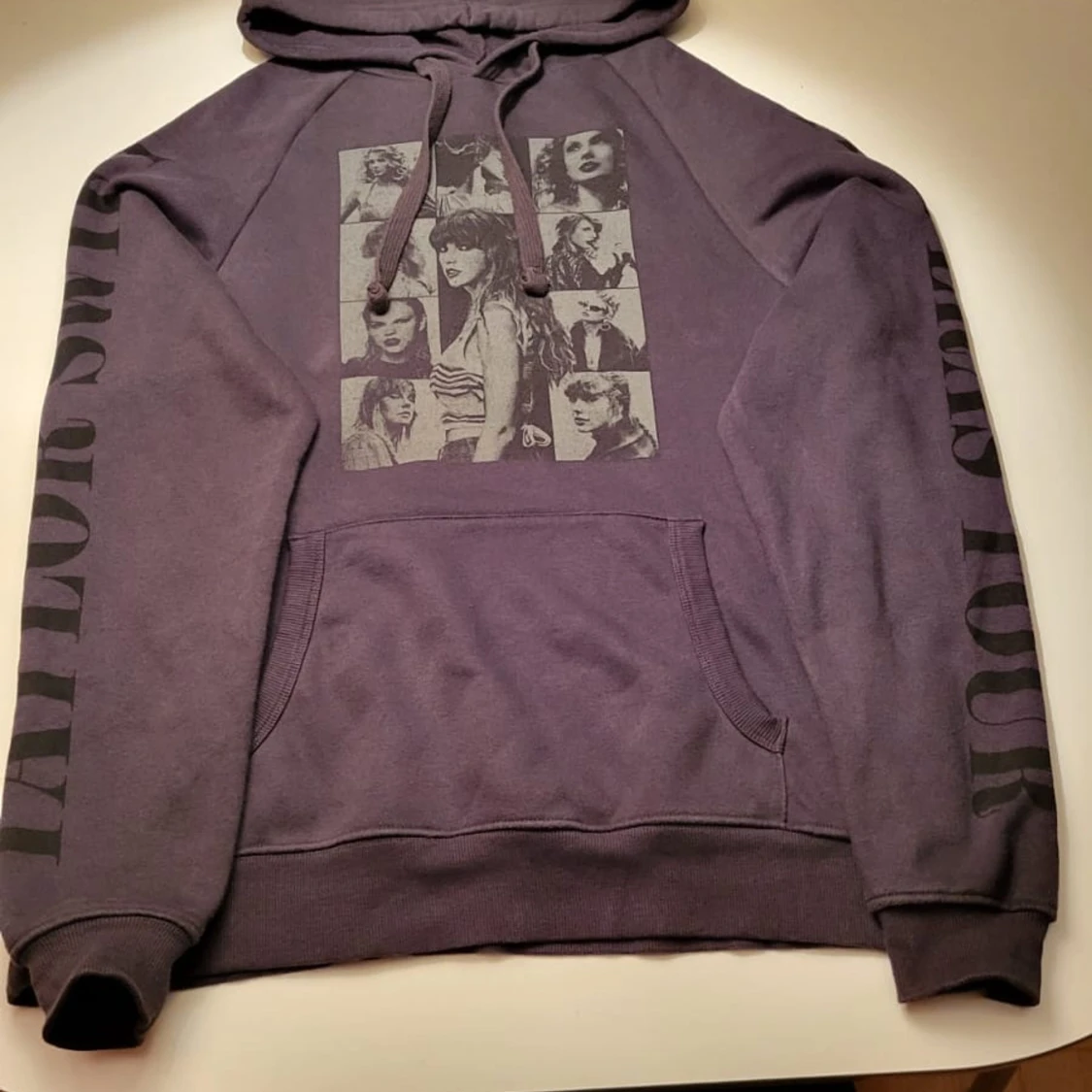 Taylor Swift Eras Tour hoodie svart - 1
