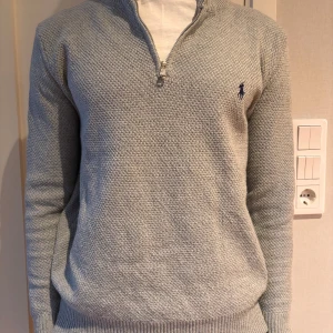Grå Ralph lauren halfzip  - Säljer min gråa Ralph lauren halfzip som är perfekt nu till hösten. Det står size L jag är 183 och mellanstor så ni får själv avgöra hur den sitter på mig. Skriv om ni vill ha mer bilder eller några andra funderingar😁
