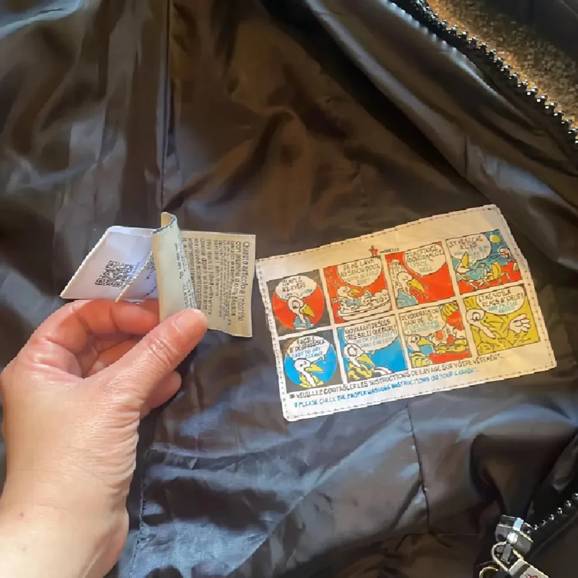 Svart dunjacka från Moncler med pälskant - 2