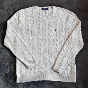 Ralph Lauren kabelstickad  - Mycket bra skick det ända lite ut tvättad men annars mycket bra skick kanske lite större i storlek.