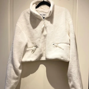 Vit teddyjacka från NA-KD - Croppad teddyjacka i fint vitt och mjukt teddymaterial med zip up storlek S 