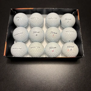 Begagnade golfbollar blandade märken - Stort parti begagnade golfbollar i blandade märken och modeller, främst Titleist Pro V1. Bollarna är i varierande skick, majoriteten av bollarna har inget slitage eller märken. Perfekt för träning eller spel. . Säljes i dussin 