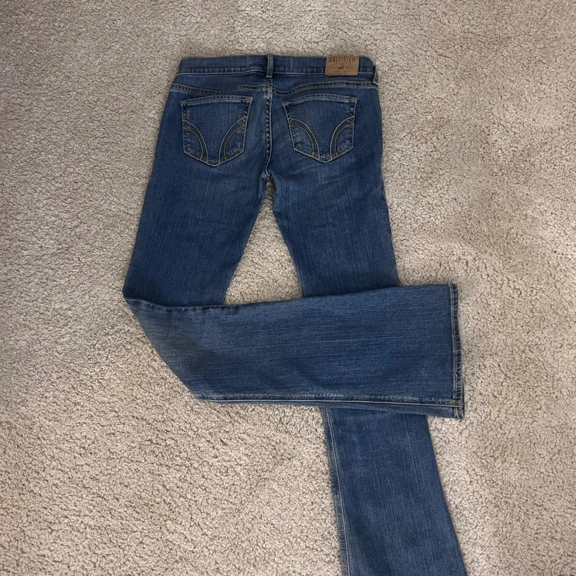 Blå bootcut jeans från Hollister - 1