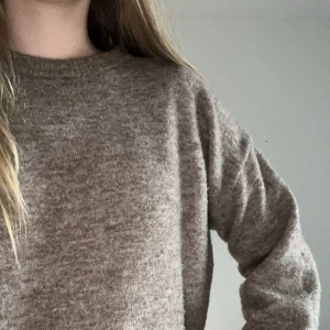  stickad tröja H&M -  beige stickad tröja från H&M med rund halsringning och långa ärmar. Den är i storlek 170 men är ganska stor, skulle säga att den passar S och M. Tveka inte att fråga vid funderingar!🥰