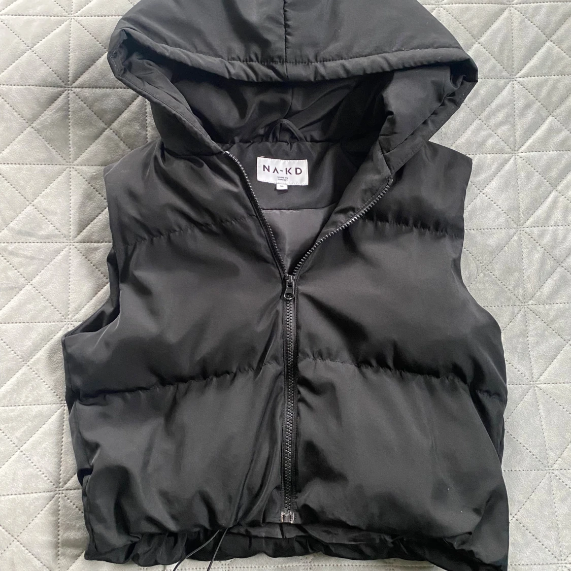 Dunväst med huva från NA-KD
