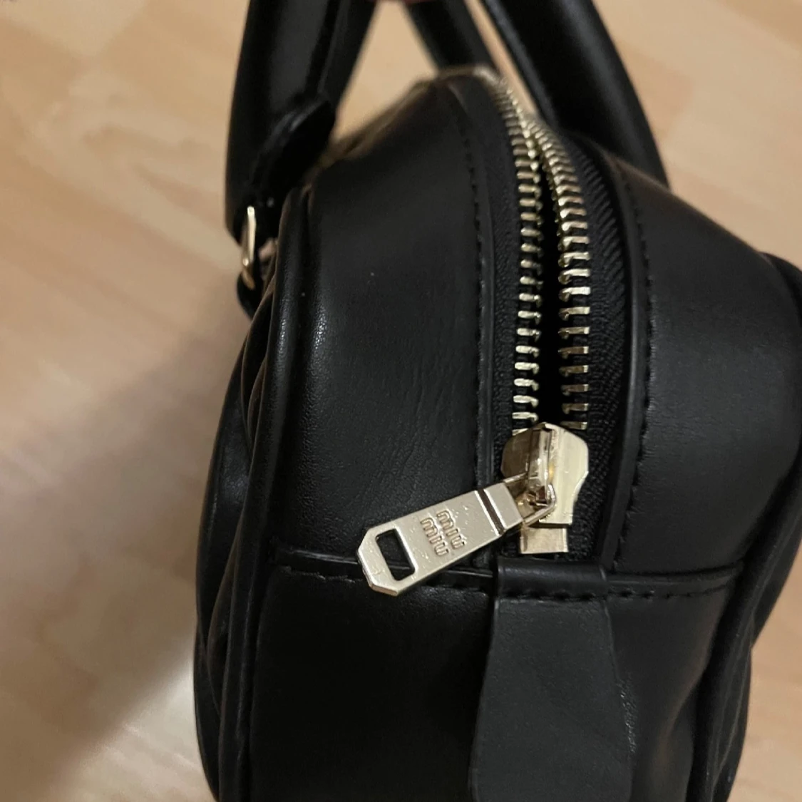 Svart quiltad handväska från Miu Miu - 3