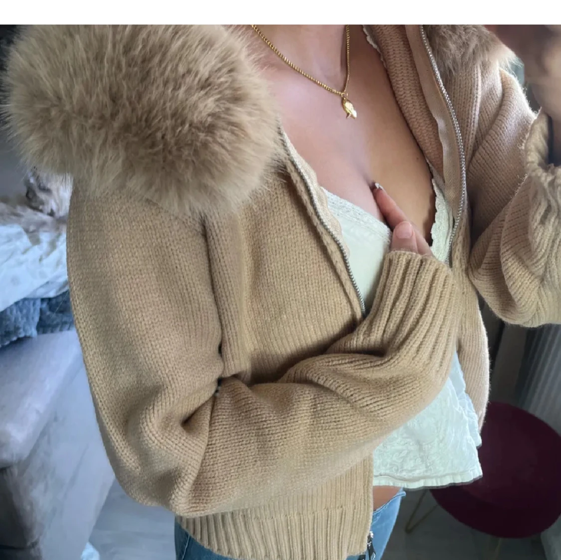 Beige stickad jacka med fuskpäls - 3