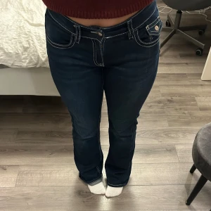 Lågmidjade mörk blåa jeans - Säljer ett par mörkblåa lågmidjade jeans från Gina Young i bra skick, har några små häl längst ner på byxorna därav billigare pris.