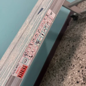 WPG-2 EN131 Stege - Stabil och hopfällbar aluminiumstege, modell WPG-2 EN131. Stegen har tydliga säkerhetsmärkningar och varningsetiketter. Skicket är gott med mindre ytslitage, inga synliga defekter. Perfekt för hem eller arbetsplats där säkerhet och flexibilitet behövs.