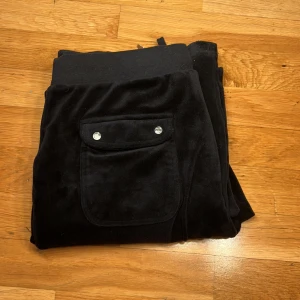 Svarta Juicy Couture byxor  - Säljer mina svarta juicybyxor med extremt mjukt och mysigt material. Perfekt till kalla vintern eller annat. Jag säljer de på grund av att jag har ett par likadana. Nypris 900kr🌸storlek 15-16 åringar  (S/M) 
