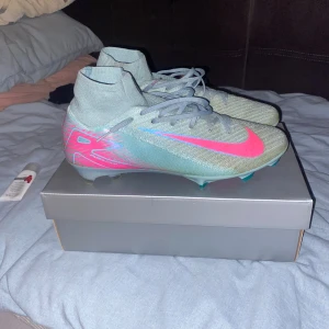 Nike mercurial elite - Säljer dessa Nike mercurial Superfly 10 Elite i storlek 45, FG dobbar. Har kvar originalbox, påse och kvitto från unisport. Är öppen för byte Mot Laceless F50 Elite i storlek 44 2/3 eller mot ett par Mercurial vapor i storlek 45.