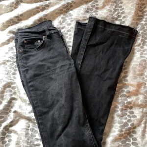 Svarta bootcut jeans - Säljer ett par svarta lågmidjade jeans från Gina Tricot. 