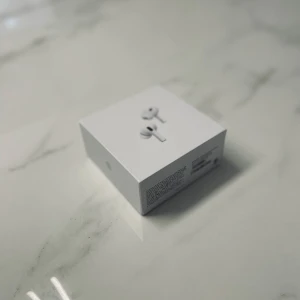 AirPods Pro 2  - Säljer ett par otroligt fina AirPods Pro 2 i mycket fint skick, som ny ej använda! Komplett med originalförpackning och laddningsetui, Trådlös brusreducering, hög ljudkvalitet och bekväm passform. Inga synliga repor eller skador, ser ut som nya och är 10/10! Köpta från Elgiganten för 2499kr, Skicka dm för flera bilder & pris kan diskuteras!