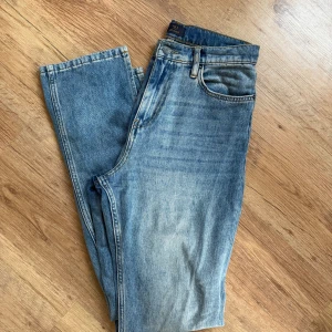 Blå jeans med slits från NLY Jeans - Snygga blå jeans från NLY Jeans med  slitsar längst ner på benen. Jeansen har en rak passform och något utsvängda nertill. Hittar inte storleken, men nästan helt säker på att jag beställt storlek 36 då det är min vanliga storlek och dessa sitter bra på mig. 
