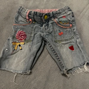 Jeans shorts storlek 110 -  ⚪️Barn som använt så skavanker finns alltid⚪️