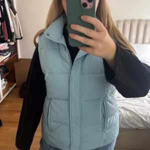 Ljusblå dunväst från Larose - Ljusblå dunväst, dragkedjan är sönder men går att stänga med knapparna!! 