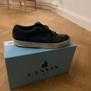 Mörkblå Lanvin  - Helt ok skick på ett par riktigt snygga lanvins, nya snören, påse till skorna och lådan ingår. 