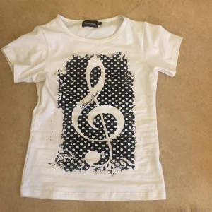 Heaven sent t-shirt😩🙀😍 - SÅÅ SNYGG HEAVEN SENT TRÖJA!! De gör ont att behöva sälja denna för den är så snygg men säljer för att den tyvärr är för liten❤️ väldigt bra skick! Fick hem den för ungefär 2 dagar sedan, det ända är att den har en lite småfläckar men absolut inget man tänker på💕🙏🏻 skriv om ni har funderingar😘