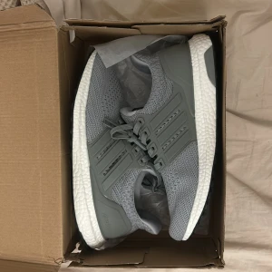 Grå Adidas Ultraboost sneakers - Oanvända Adidas Ultra Boost skor. Nypris ligger på 2 tusen, mitt pris 1100