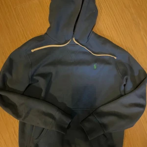 Blå hoodie från Polo Ralph Lauren - Säljer en skön Ralph Lauren hoodie, finns täcken på användning men inte mycket. Skön nu under våren och till vintern.  Storlek M. Pris kan diskuteras vid snabbt köp. 