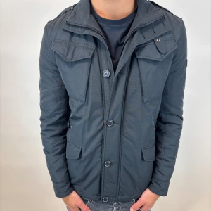 Woolrich Jacka  - Hej! Säljer nu denna väldigt snygga och eftertraktade Woolrich Fieldjacka!  Jackan är slutsåld överallt och går inte att få tag på… jackan är perfekt nu till hösten/vintern  Storlek S  Skick 9,5/10  Ny pris: 6000 kr Säljs för: 1299 kr