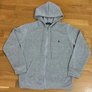 Grå hoodie från Polo Ralph Lauren - 💎 Detaljer: • Märke: Polo Ralph Lauren • Storlek: S • Färg: Grå • Material: Mjuk och skön bomullsblandning • Skick:  jätte bra kavlitet och inga skador  • Passform: Slim och snygg – sitter perfekt!