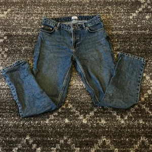 Blå jeans från Grunt straight fit - Säljer ett par klassiska blå jeans från Grunt (KidsBrandStore) med straight fit och normal passform. Jeansen har fem fickor, knapp och dragkedja framtill samt bälteshällor. Materialet är robust denim i bomull och färgen är mörkblå med lätt tvättad look. (Nypris ca 600kr)