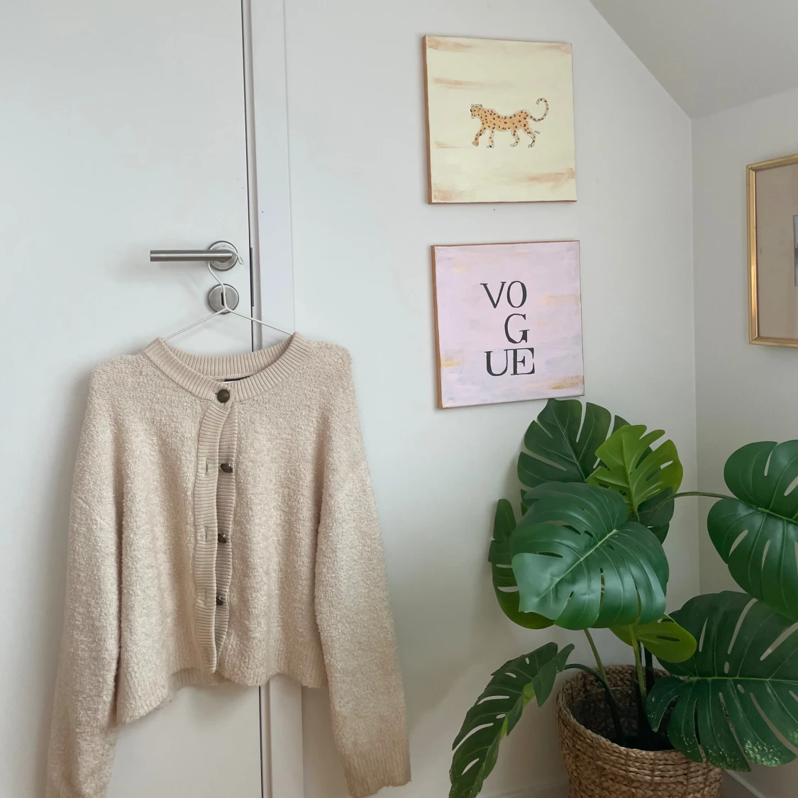 Beige kofta från Amisu med knappar